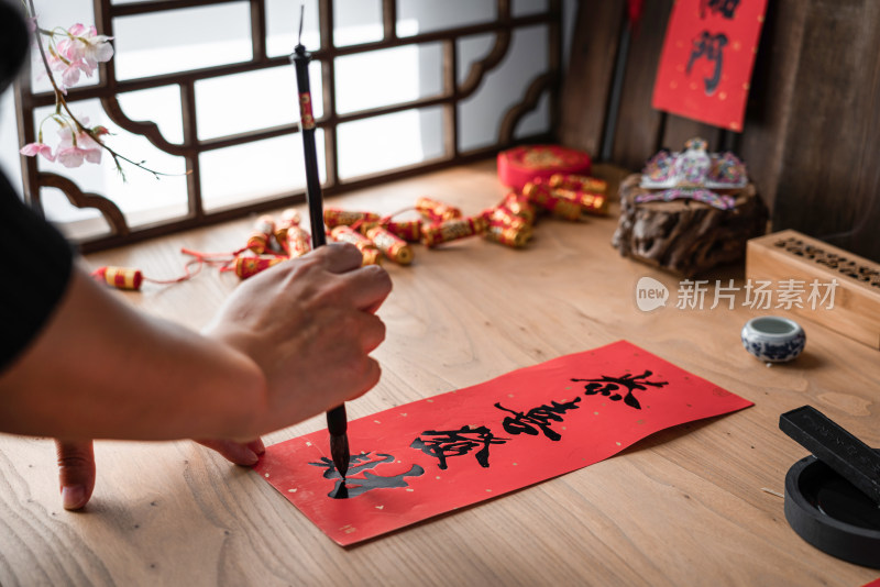 中国农历新年写春联的女性手部特写
