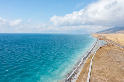 新疆名胜景区赛里木湖蓝色湖水