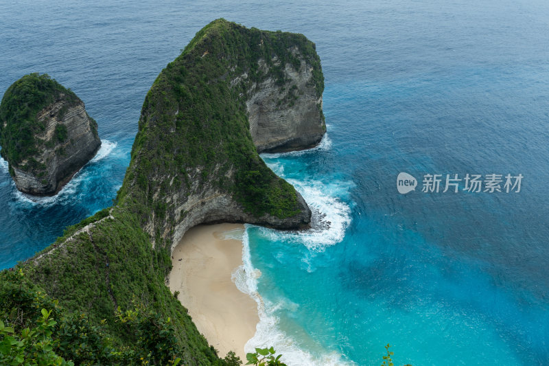 海岸边礁石与海浪景观