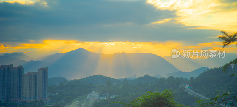 黄昏时分阳光洒向山脉的壮丽景观