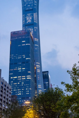 夜幕下的中国尊中信大厦摩天大楼的顶端夜景