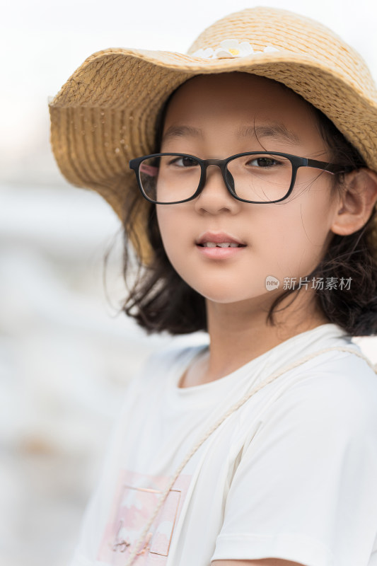 戴草帽戴眼镜女孩户外休闲场景