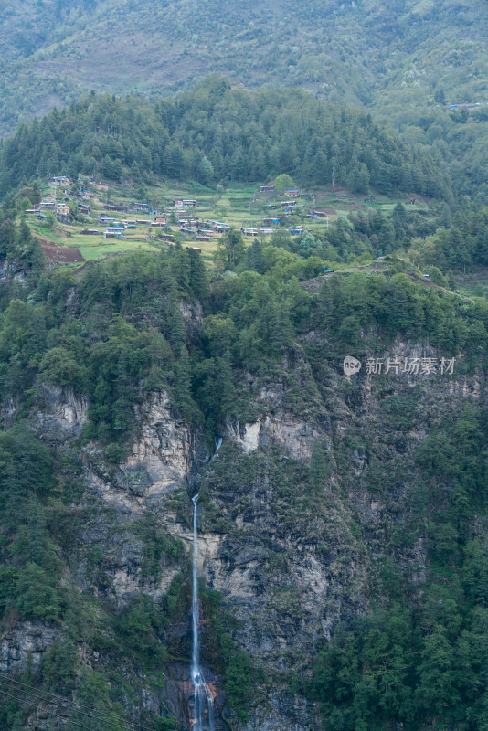 西藏日喀则陈塘沟悬崖上的村庄