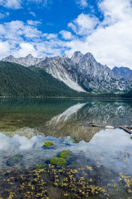 山水相映的湖泊自然风光全景