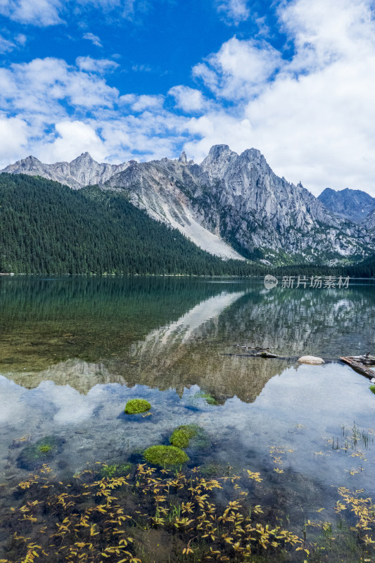 山水相映的湖泊自然风光全景