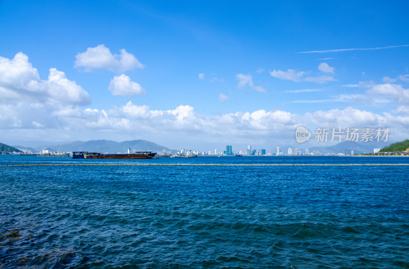 越南芽庄珍珠岛海景风光与海上货轮