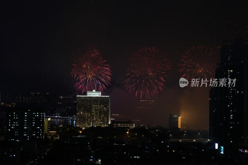 城市夜空下绚烂多彩的烟花盛宴