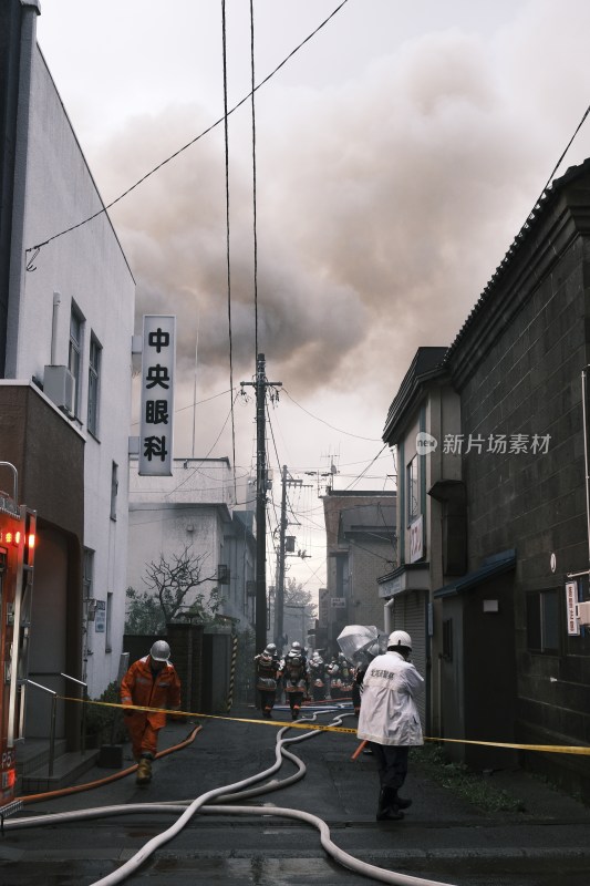 正在城市街道上救火的消防员与消防车