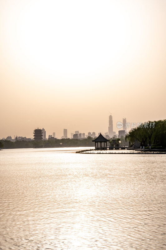 山东济南大明湖风景区黄昏日落景观