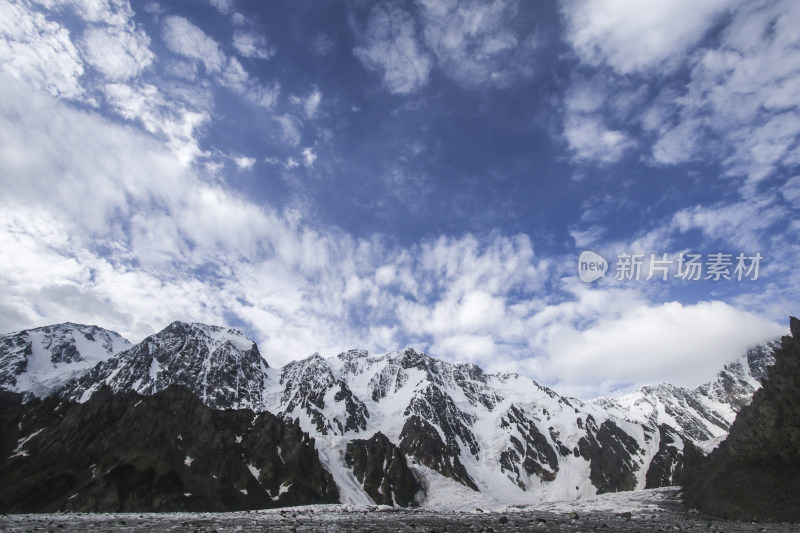 博格达  新疆  天山 蓝天白云下的雪山风景