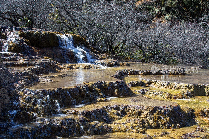 四川阿坝黄龙景区层层叠叠的钙华地形流水