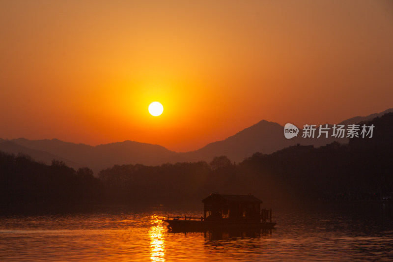 杭州西湖山水间壮丽的日落景观