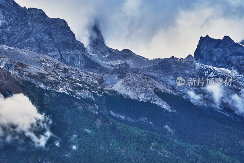 云海中的玉龙雪山