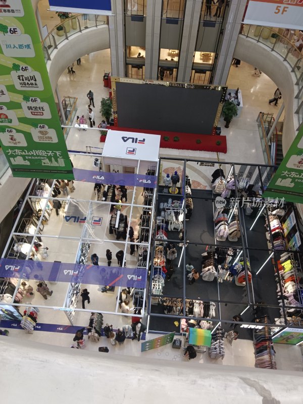 商场内斐乐品牌促销场景