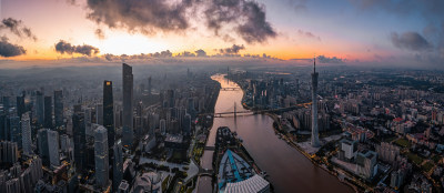 日出时分的城市高空俯瞰全景