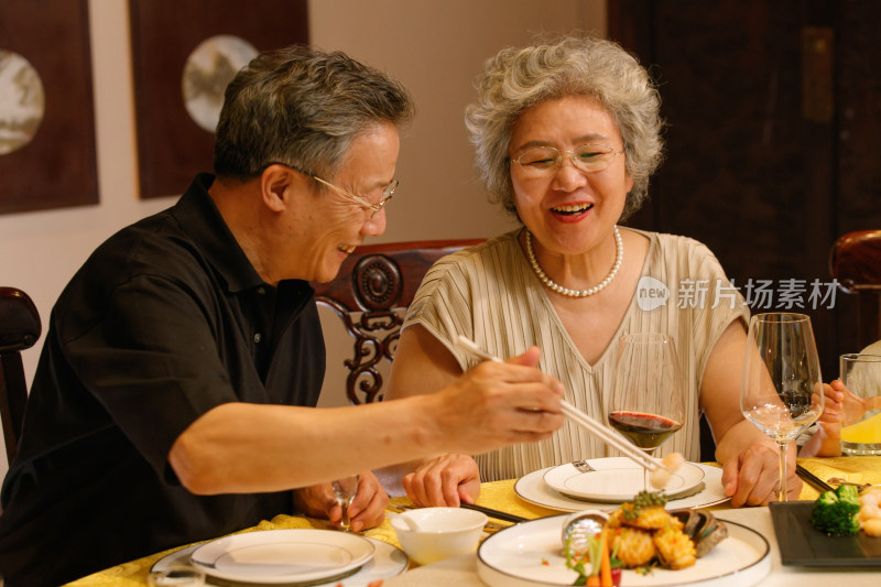 老年夫妇在餐厅用餐