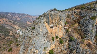 悬崖峭壁上的千年古佛大理宾川观音箐悬空寺