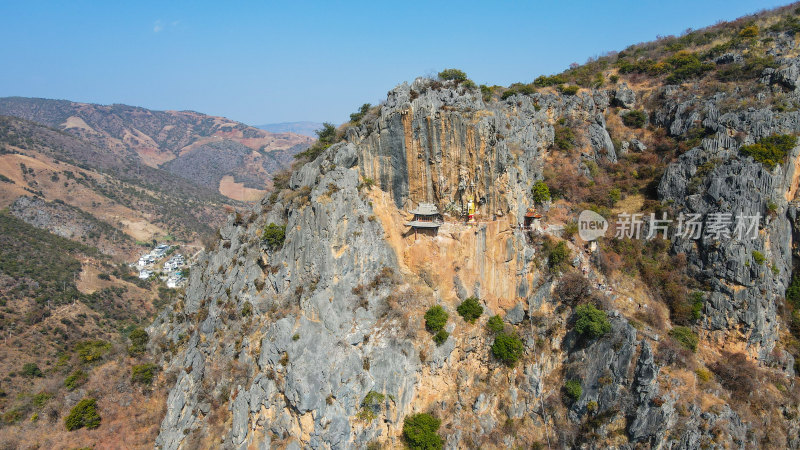 悬崖峭壁上的千年古佛大理宾川观音箐悬空寺