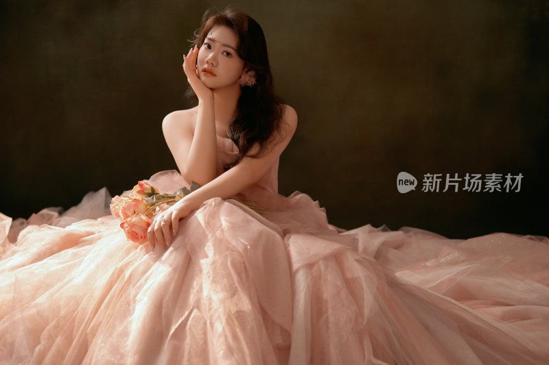 身着粉色纱裙女子优雅坐姿