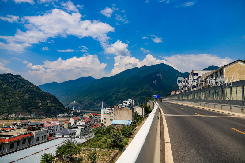 夏日晴空下的长江三峡，西陵峡口，秭归城镇