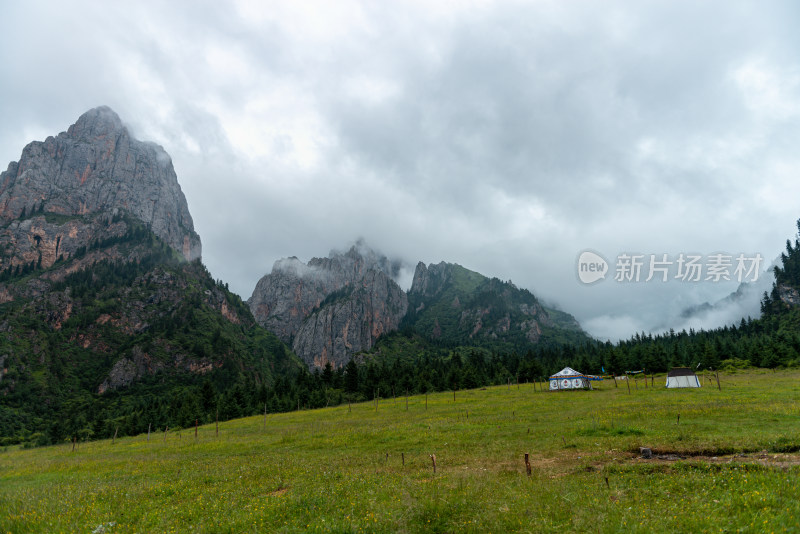 云雾缭绕的山峰草原