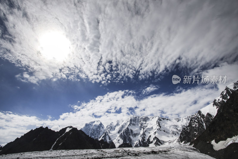 博格达  新疆  天山 蓝天白云下的雪山风景