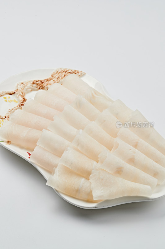 白色瓷盘装的顶级俄罗斯银鳕鱼切片