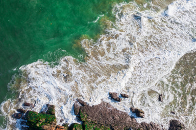 航拍海浪拍打礁石的壮阔海景