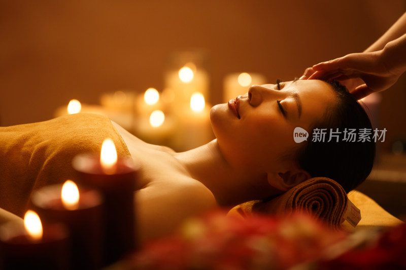 年轻女人在室内做SPA