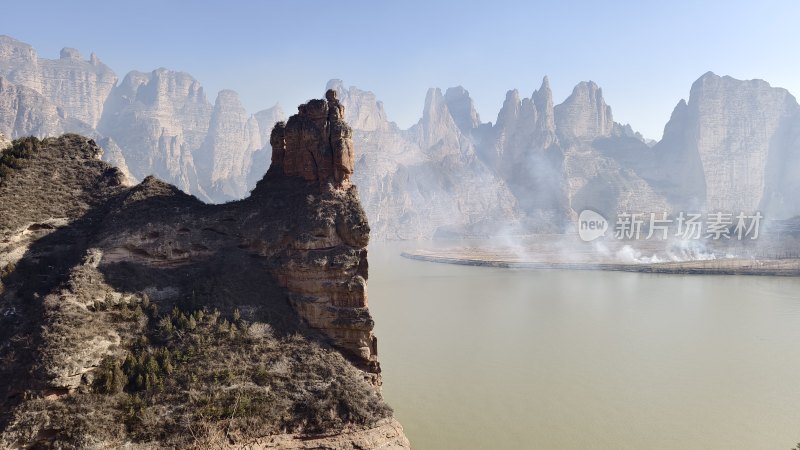 山水环绕的奇特山景自然景观