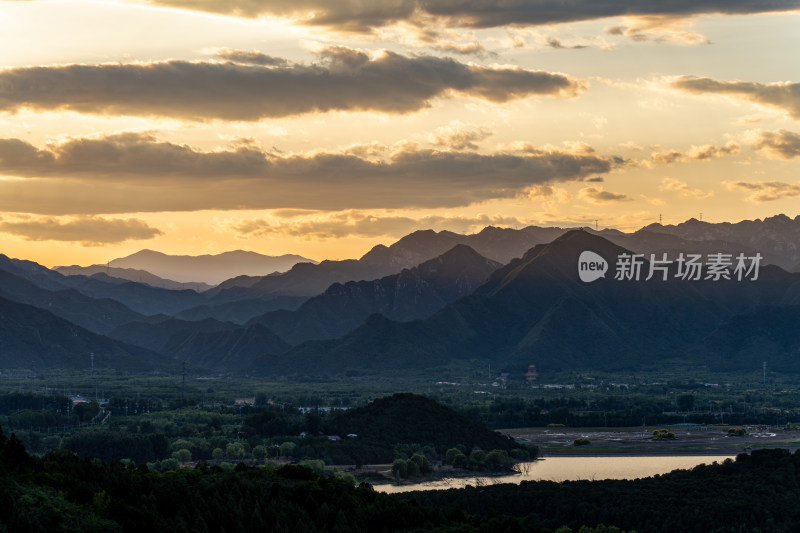 层峦叠嶂的远山