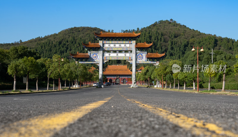 山林间中式武汉灵泉寺航拍全景