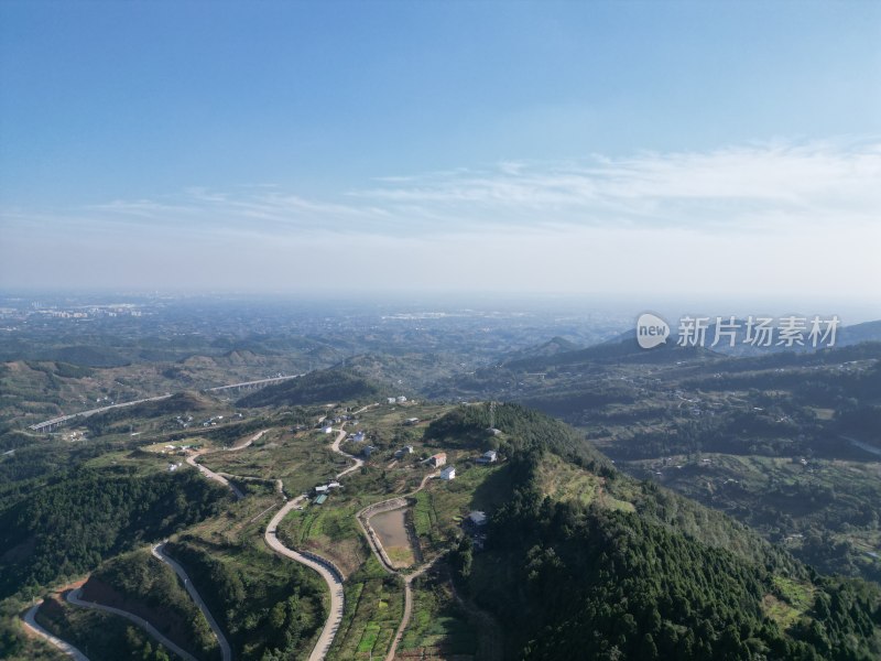 航拍山间曲折道路与葱郁山林全景