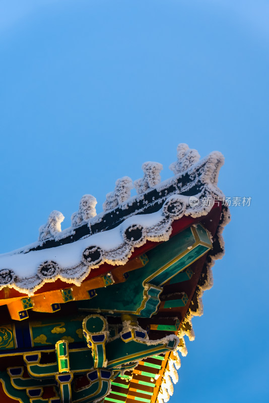 河南老君山景区冬季大雪古建筑房檐夜景