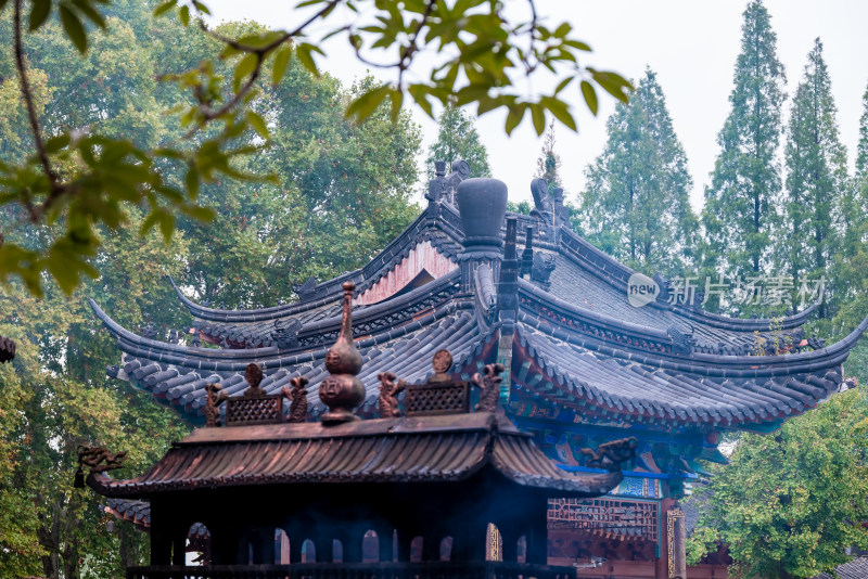 晴朗的午后，镇江焦山风景区定慧寺建筑