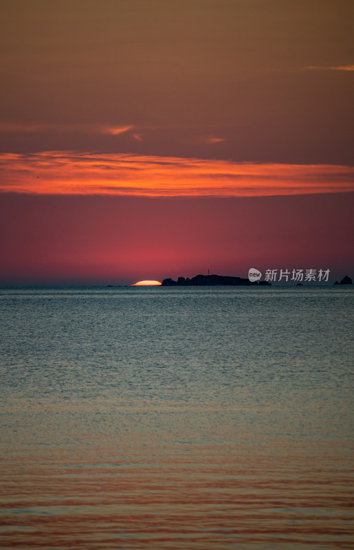 山东烟台第一海上浴场栈桥海上日出景观