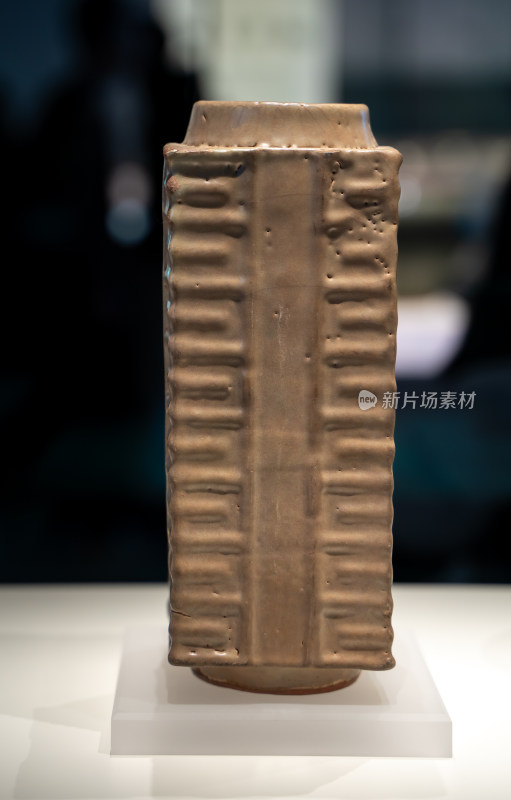 浙江省博物馆龙泉窑青瓷琮式瓶特写