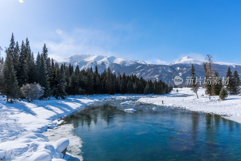 新疆喀纳斯雪景神仙湾冰河晨雾雪山森林雾凇