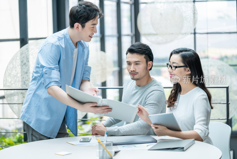 年轻商务人士在工作