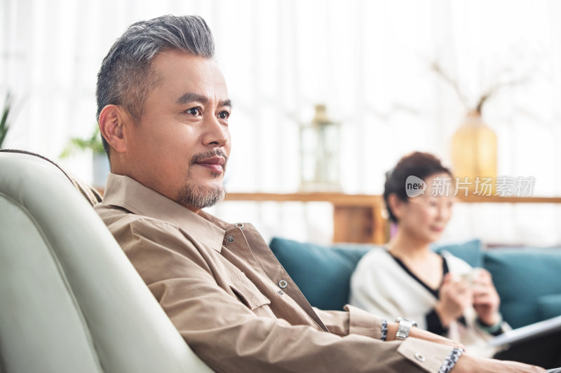 居室里中年男士坐在沙发上