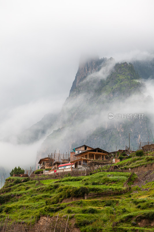 云雾缭绕山峰下的村庄扎尕那