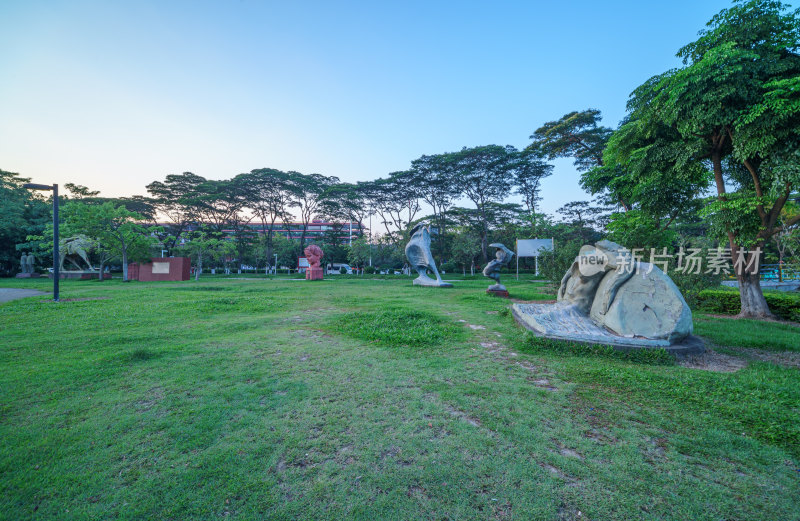 广州大学城露营地草坪树林雕塑公园
