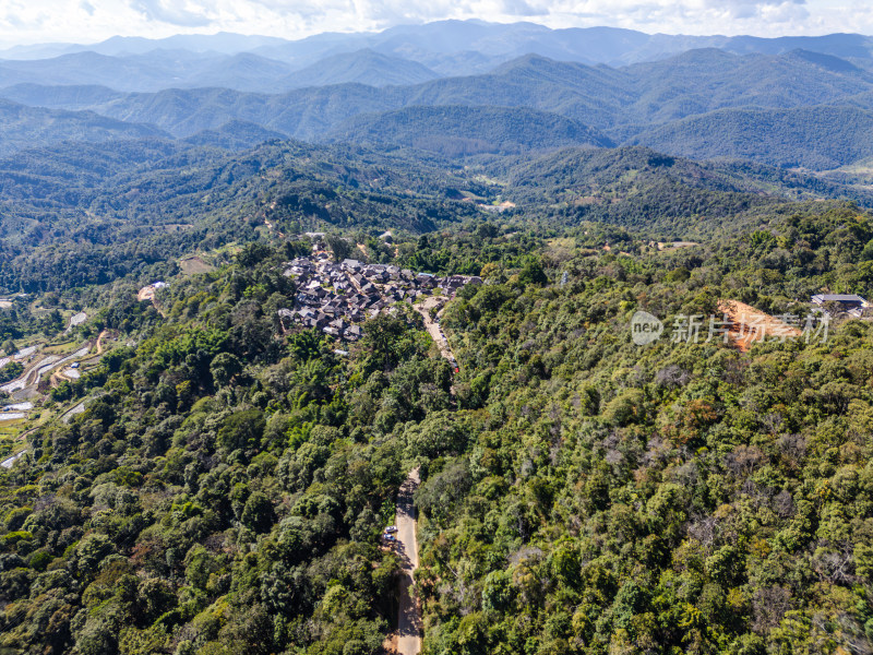 航拍被森林环绕的景迈山村庄全景