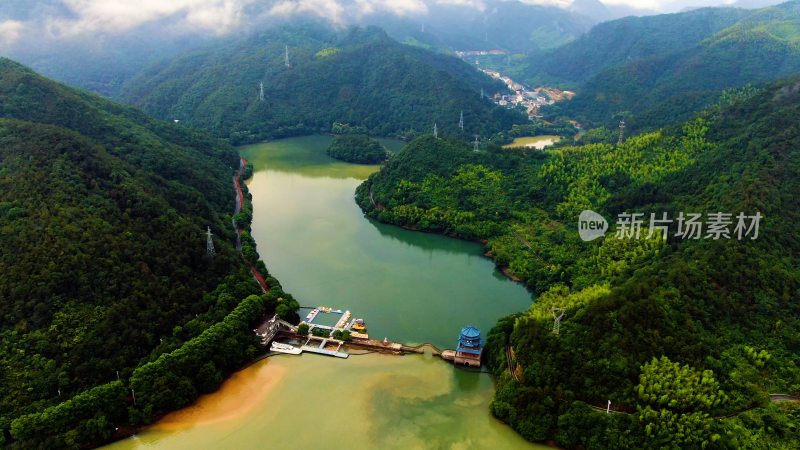 桐庐富春江上的自然风景