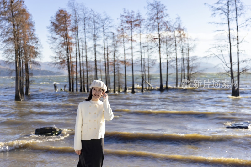 在大理洱海边度假的年轻美女