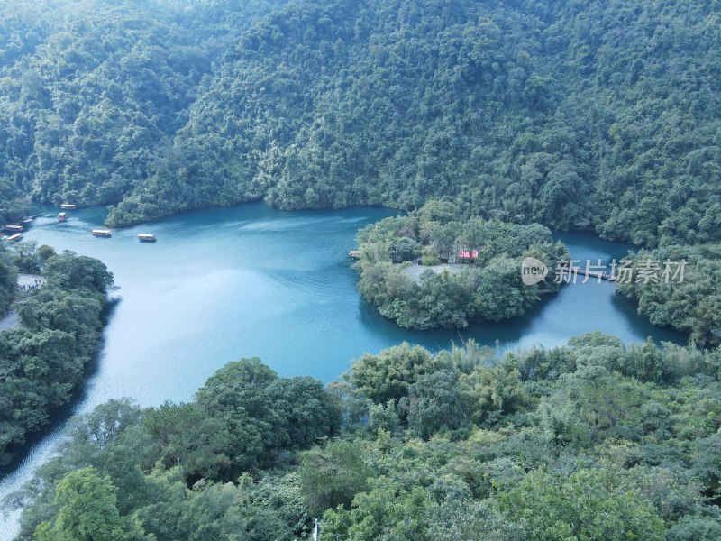 航拍肇庆鼎湖山山林间的湖泊景观