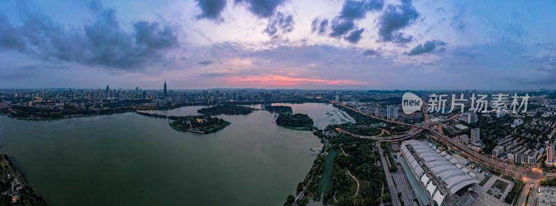 南京玄武湖晚霞航拍全景图