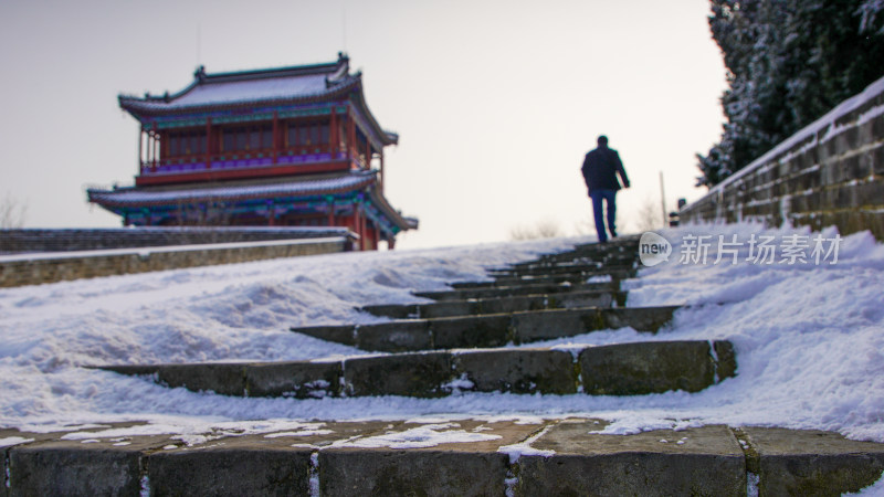 老龙头古建筑台阶上行走的人