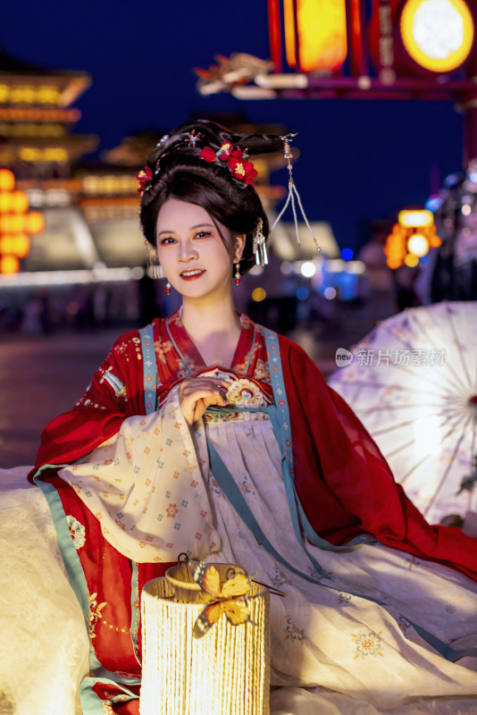 古装女子夜景下温婉姿态