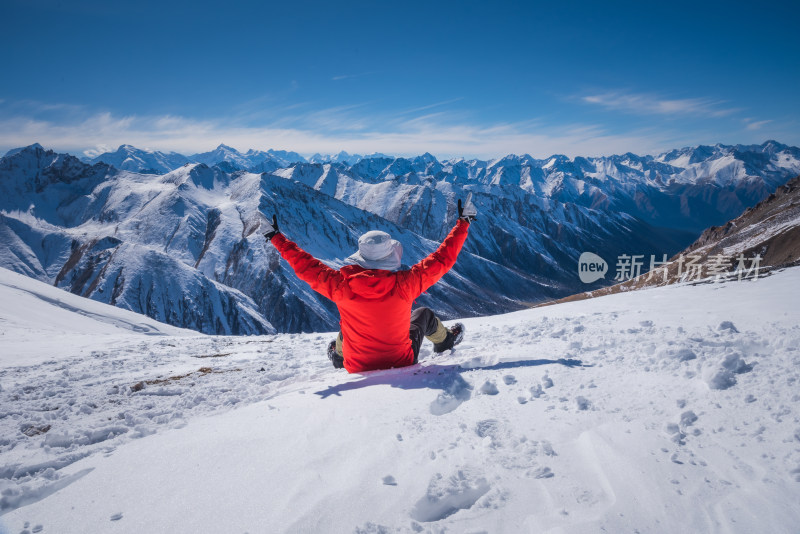 户外徒步旅行雪山成功登顶兴奋时刻